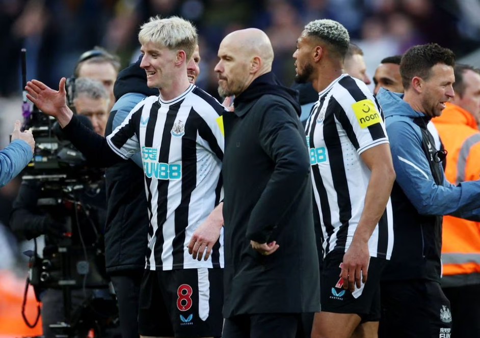 8. Newcastle tung ra tổng cộng 22 cú sút về khung thành của thủ môn De Gea trong khi Man United chỉ có 6 lần.