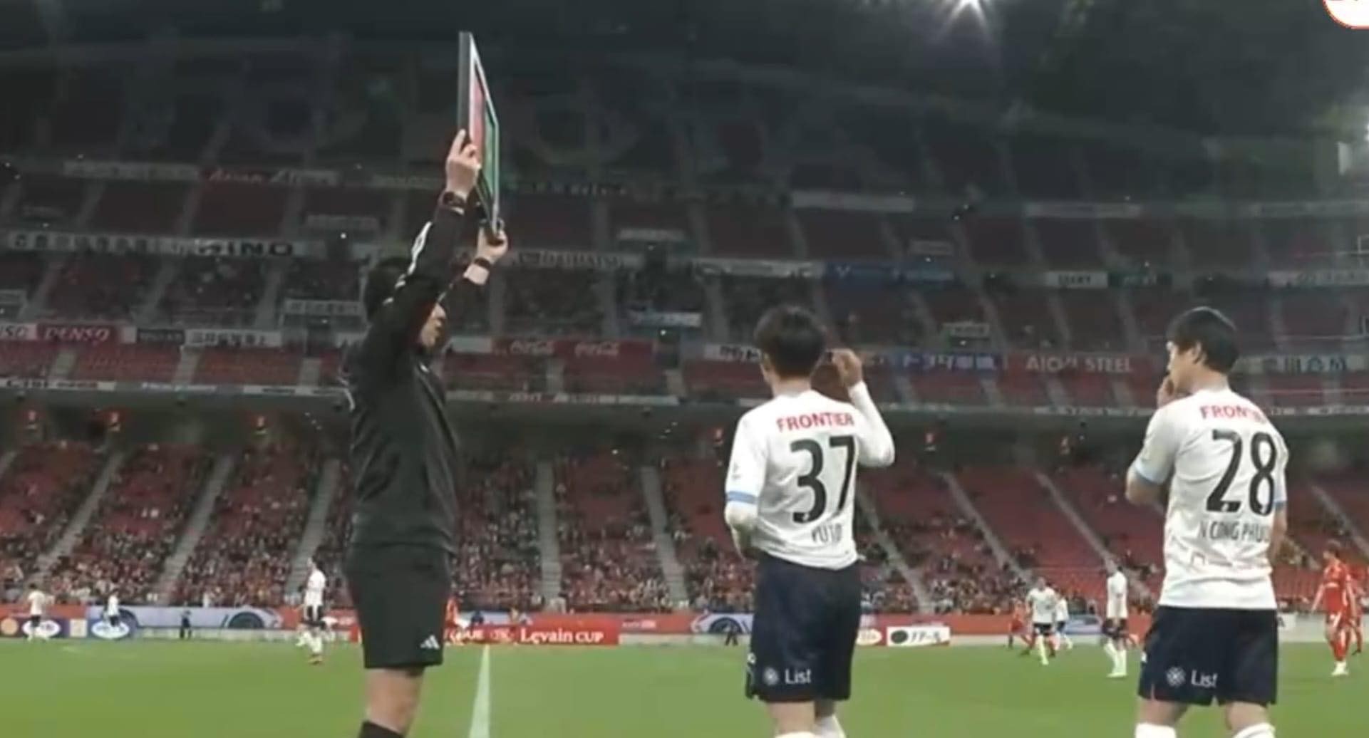 CĐV Việt Nam bức xúc khi Công Phượng có màn ra mắt như trò đùa ở Yokohama FC 1 CĐV Việt Nam bức xúc khi Công Phượng có màn ra mắt như trò đùa ở Yokohama FC 1