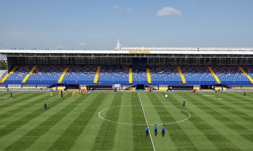 Sân có sức chứa khá khiêm tốn khoảng 10.000 chỗ ngồi nhưng được xây dựng theo phong cách hiện đại, tối giản và đầy đủ các phòng chức năng.