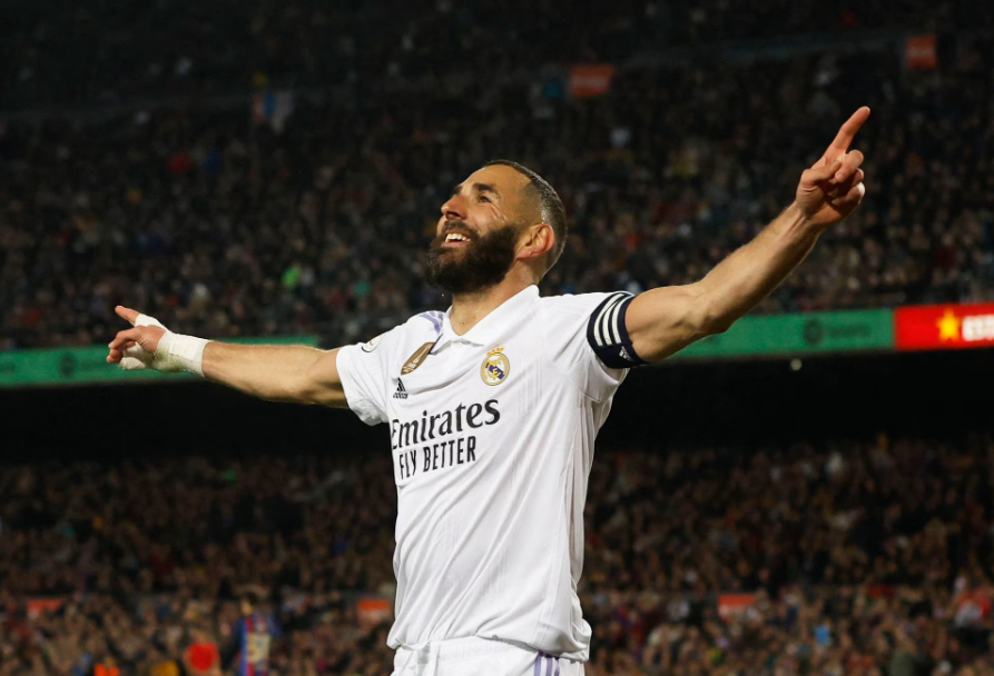 5. Karim Benzema làm được điều mà Ronaldo chưa từng làm được, lập hat-trick ở El Clasico. Tiền đạo người Pháp trở thành cầu thủ thứ 6 kể từ thập niên 1980 ghi 3 bàn trước Barca và là cầu thủ châu Âu đầu tiên kể từ Gary Lineker năm 1987. Anh cũng là cầu thủ đầu tiên có 3 pha lập công tại Camp Nou kể từ Puskas năm 1963.