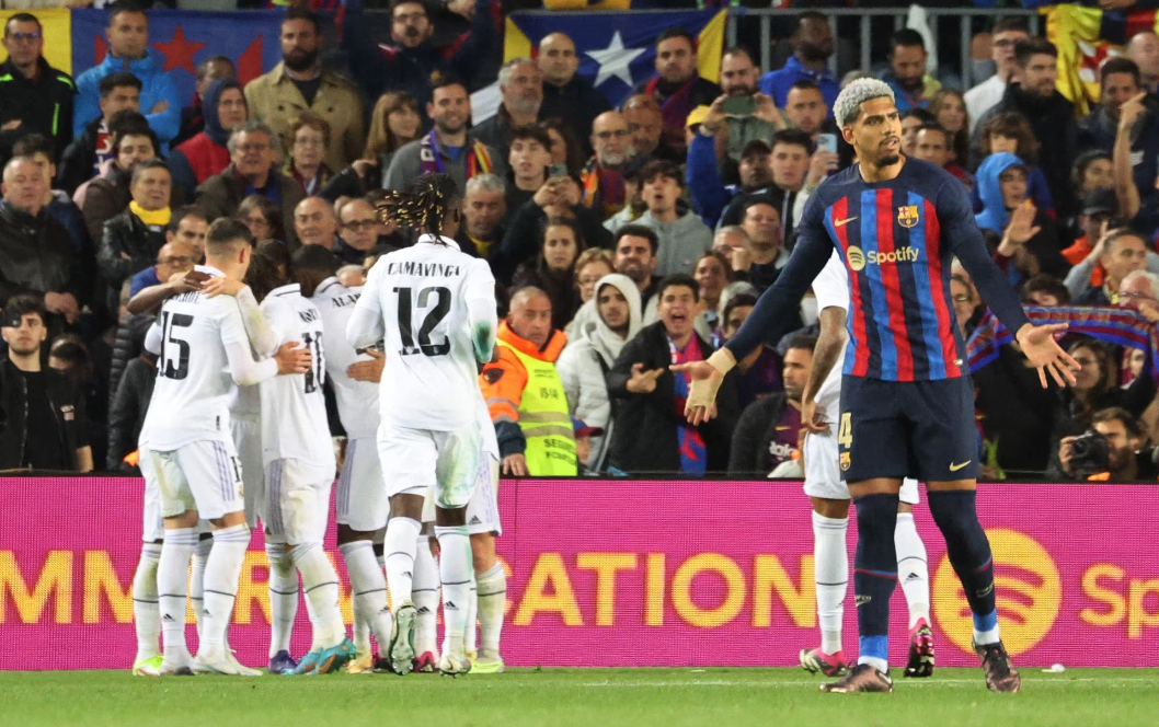 1. Đây là trận thắng đậm nhất của Real trên sân nhà Barca trong 60 năm qua. Lần gần nhất là thắng lợi 5-1 vào tháng 1/1963, huyền thoại Ferenc Puskas lập 1 hat-trick cùng các bàn thắng của Alfredo Di Stefano và Paco Gento.