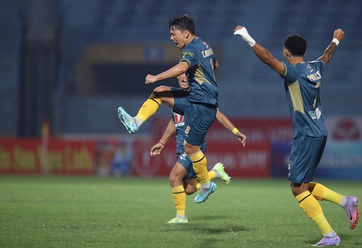 Đầu hiệp hai, HAGL được hưởng quả phạt trực tiếp cách khung thành 25m. Minh Vương là người đảm nhận và anh có pha cứa lòng xuất sắc đánh bại thủ môn Văn Phong. Bàn thắng như một sự giải tỏa cho Minh Vương sau khi mắc lỗi trong bàn thua của đội nhà.