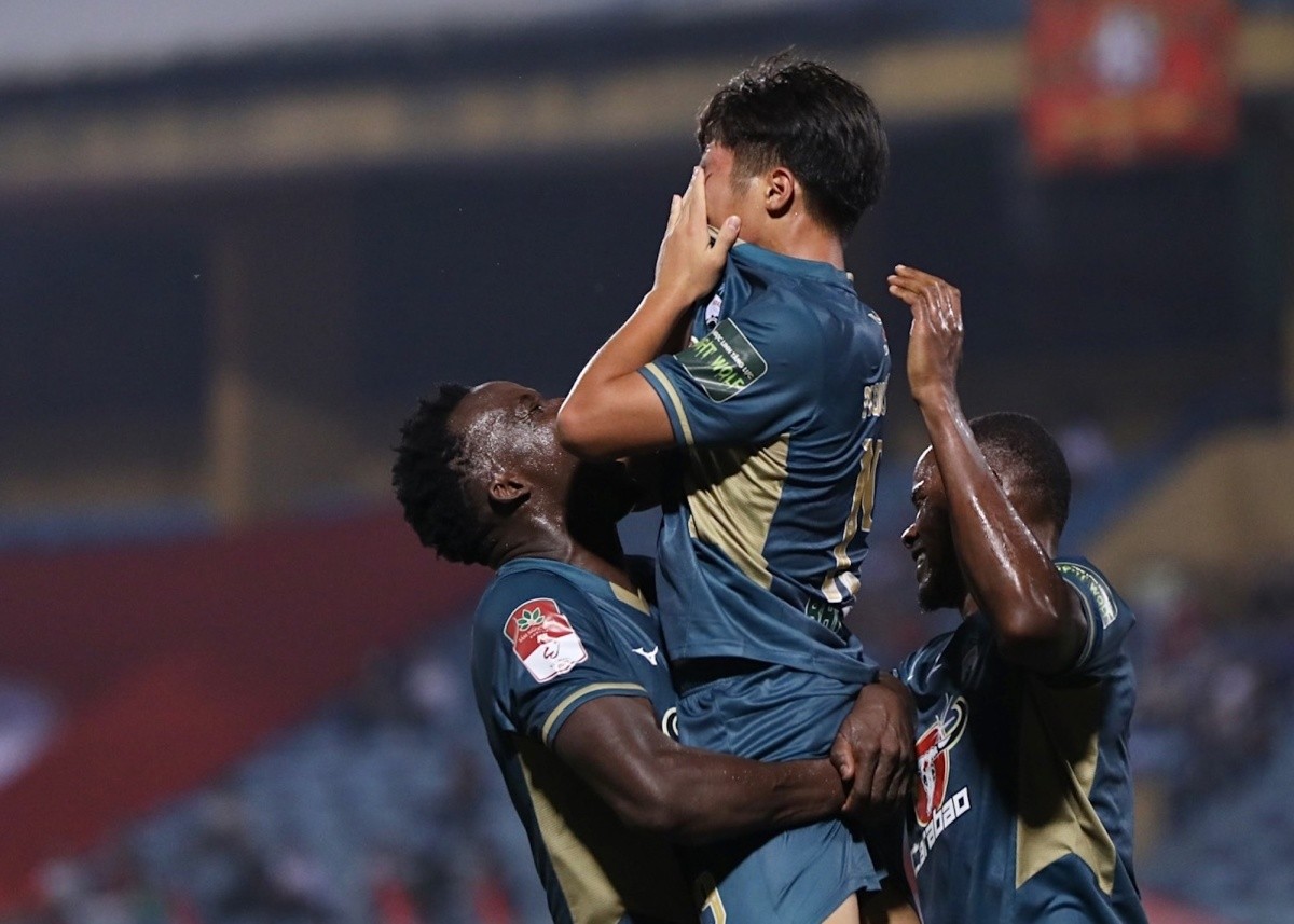 Quốc Việt không kiềm được nước mắt cho bàn thắng đầu tiên trong màu áo HAGL cũng như V.League. Ảnh: Internet