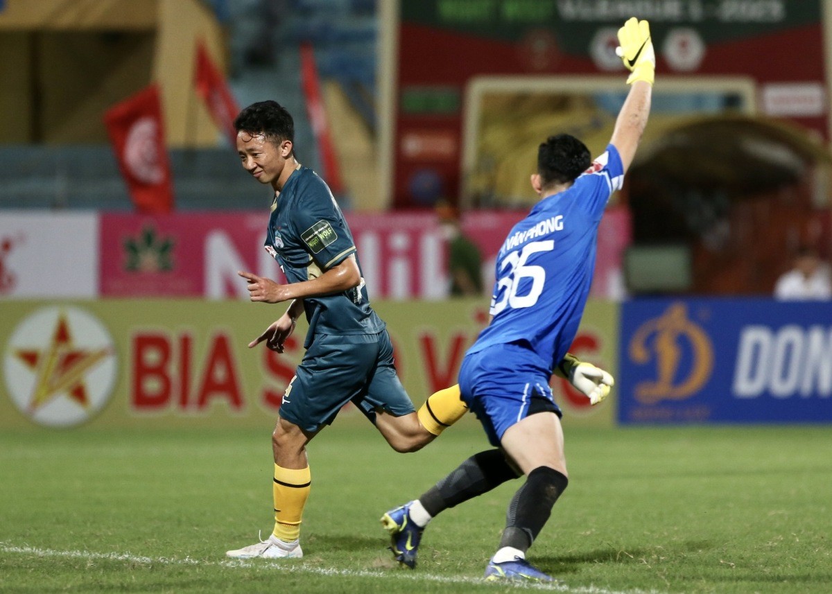 Phút 13, tiền vệ Châu Ngọc Quang chớp thời cơ dứt điểm tinh tế mở tỷ số cho HAGL và có màn ăn mừng đầy ngạo nghễ. Không ngoa khi nói rằng, anh đang là nhạc trưởng của HAGL trong thời gian gần đây.