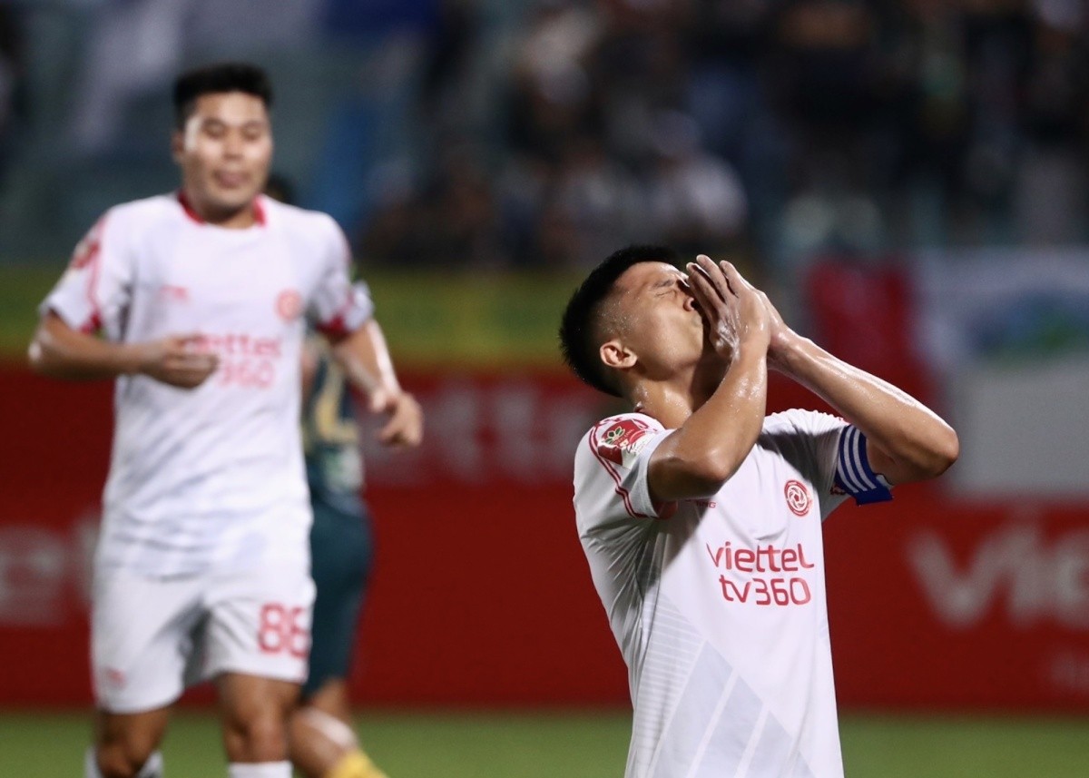 Sáu phút sau, Viettel có bàn gỡ hòa 1-1 trên chấm phạt đền sau khi Minh Vương để bóng chạm tay trong vòng cấm. Trung vệ Bùi Tiến Dũng thực hiện thành công và có hành động đầy cảm động, anh chạy về góc khán đài quỳ gối, chắp tay lên trời cầu nguyện, tri ân người anh ruột mới qua đời tháng trước vì tai nạn giao thông.