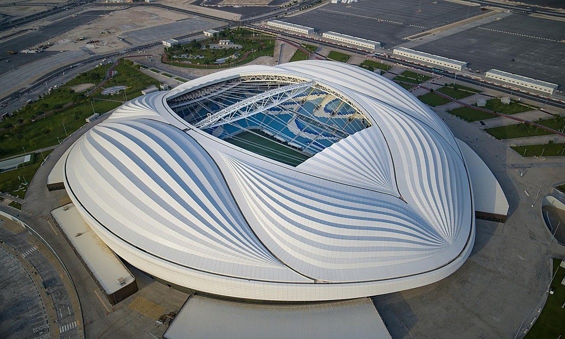 1. Sân vận động (SVĐ) Al Janoub nằm ở thành phố Al Wakrah, cách thủ đô Doha khoảng 16 km về phía nam, với hơn 40.000 chỗ ngồi. Thiết kế SVĐ mang hình dáng những cánh buồm no gió từ chiếc thuyền dhow truyền thống của người Arab, gợi nhớ quá khứ đi biển đánh bắt và lặn tìm ngọc trai lâu đời của người dân Al Wakrah.