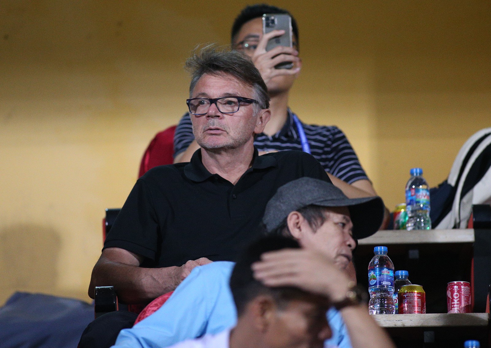 HLV Troussier có mặt trên khán đài trong trận đấu giữa HAGL và Viettel ở vòng 5 V.League. Ảnh: Internet