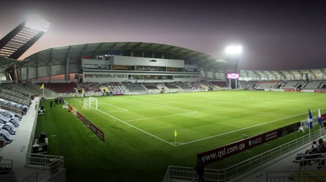 8. SVĐ Abdullah bin Khalifa có sức chứa 9.000 người. Sân nằm trong khu liên hợp của Lực lượng An ninh Nội bộ ở quận Duhail của thủ đô Doha. Khán giả đảm bảo được vào sân an toàn thông qua 25 cổng xung quanh sân vận động.