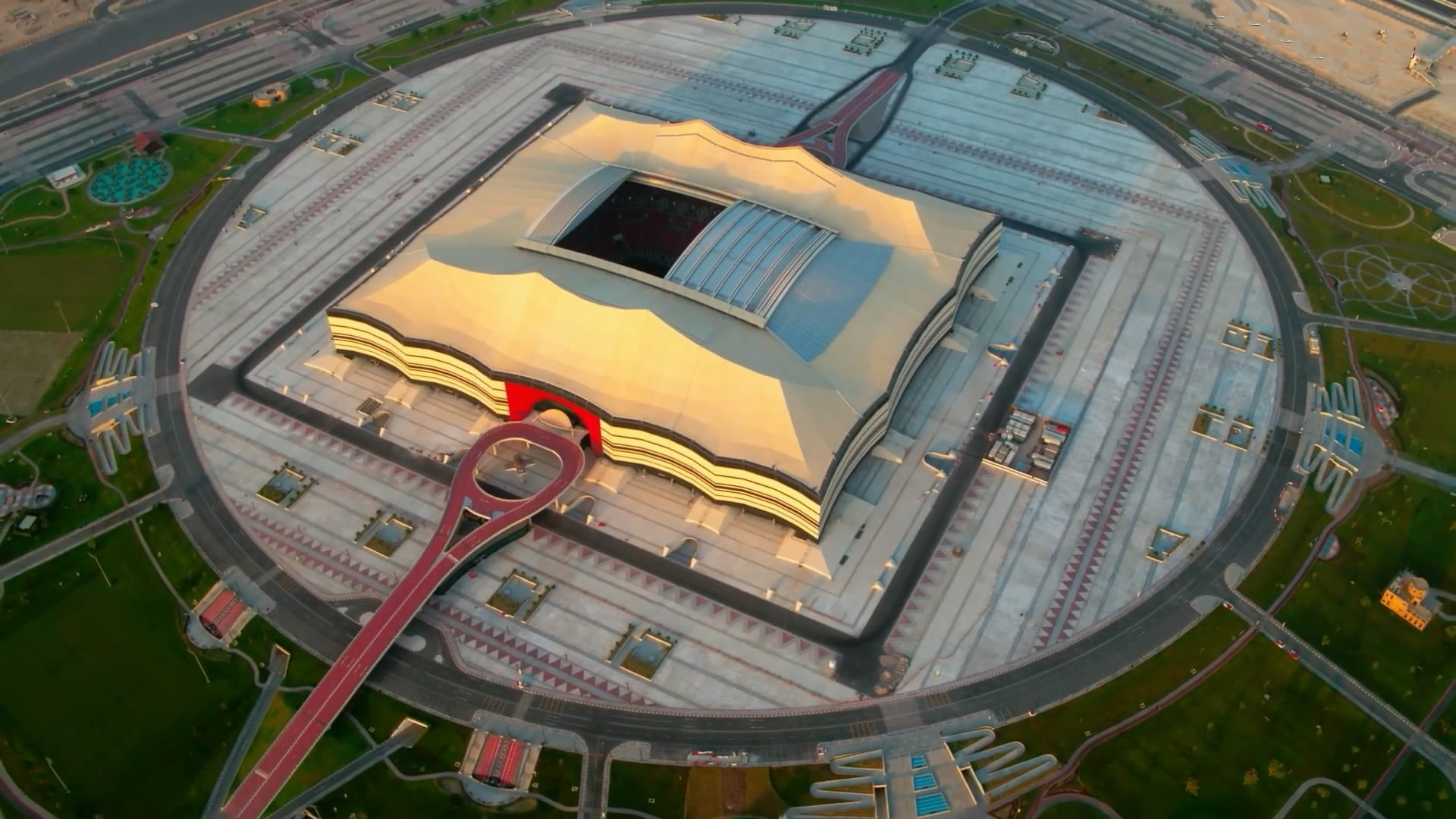 2. SVĐ Al-Bayt nằm ở Al-Khor, một thành phố cách Doha 60 km về phía bắc. Sân được xây dựng vào năm 2014 và khánh thành năm 2020 với sức chứa 60.000 khán giả. Sân lấy cảm hứng từ những chiếc lều Bedouin truyền thống nhưng đặc biệt tối tân ở bên trong. 