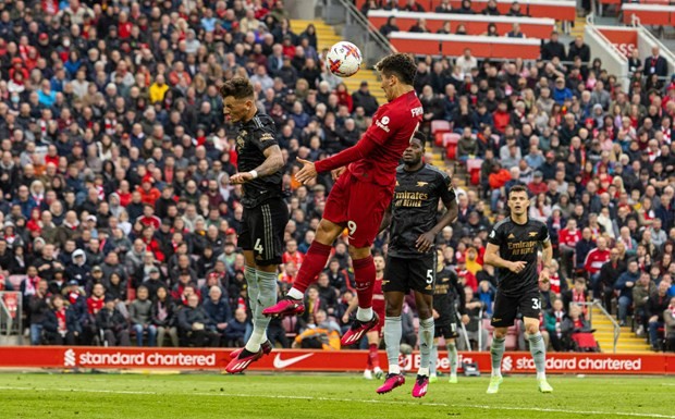 9. Mohamed Salah có 10 cú sút với số bàn thắng kỳ vọng là 2,1 trước Arsenal – nhiều hơn chính Arsenal (9 cú sút, 1,4 xG). Đây là số lượng cú sút nhiều nhất mà một cầu thủ có được trước Arsenal ở Premier League, sau Andy Carroll năm 2016 (cũng 10 cú sút).