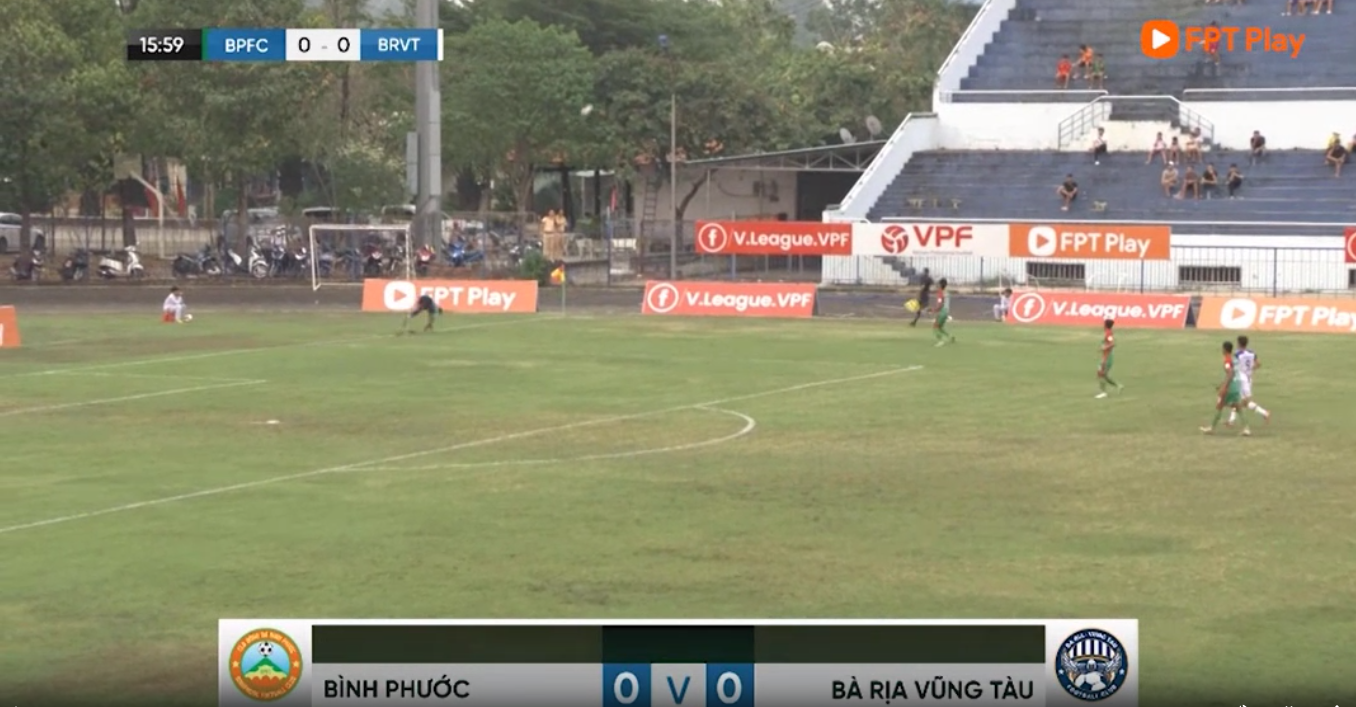 Thủ môn CLB Bình Phước may mắn 'thoát nạn' sau nỗ lực cứu bóng. Ảnh: Chụp màn hình