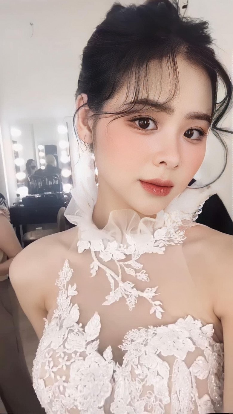 'Mình bắt đầu chơi bóng đá từ năm lớp 9 nhờ sự 'rủ rê' của một người bạn thân. Hồi đó mình tham gia thi Hội khỏe Phù Đổng, may mắn có thành tích nên được các thầy cô chú ý và hướng dẫn sau đó tham dự nhiều giải đấu từ cấp trường đến cấp huyện và cấp tỉnh. Thành tích đầu tiên mình nhận được là giải Ba môn bóng đá tại Hội khỏe Phù Đổng tỉnh Nghệ An năm 2019', Ngân Hà chia sẻ.