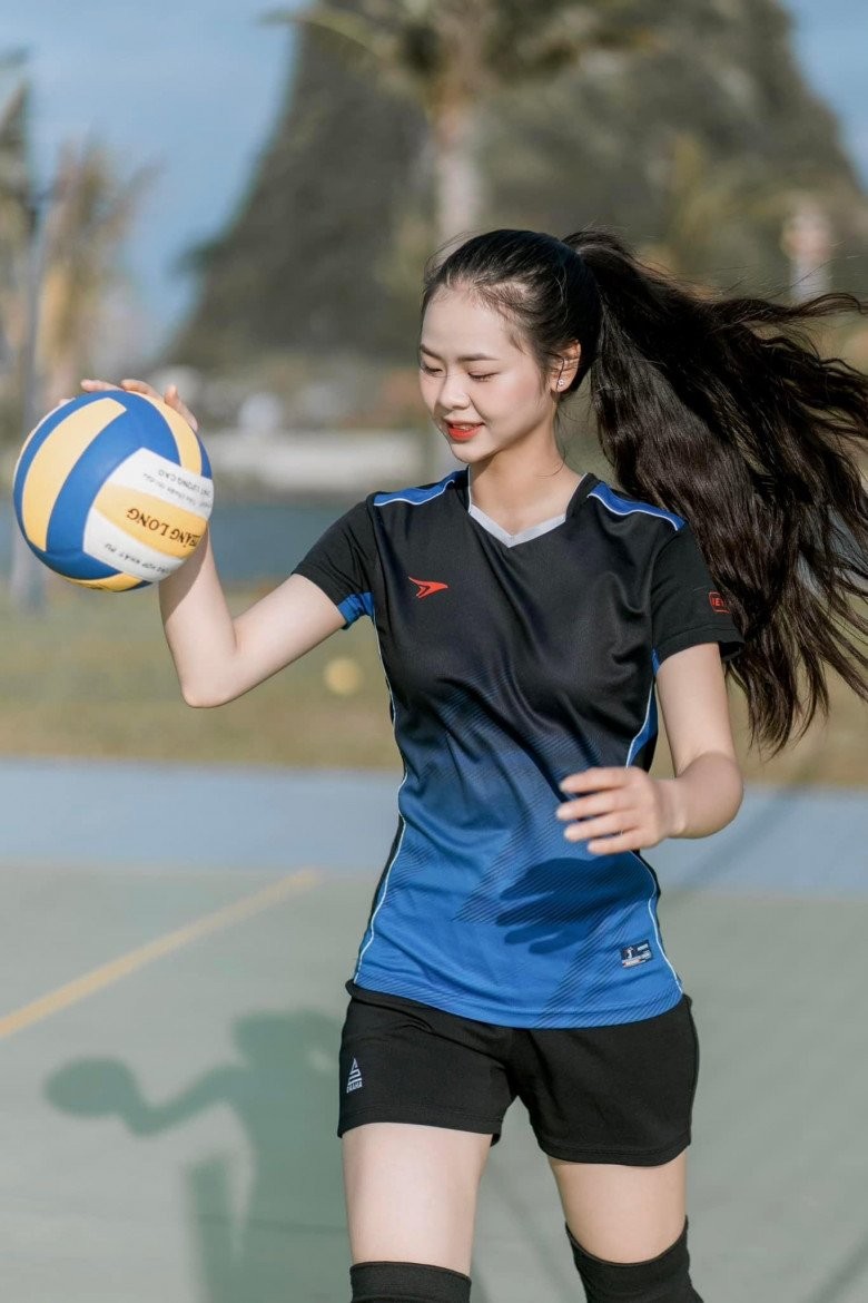 Được biết, Ngân Hà vừa đạt danh hiệu hoa khôi bóng chuyền tại giải bóng chuyền Khối sinh viên đại học, cao đẳng và Khối lực lượng Vũ trang - Liên kết, kết nghĩa năm 2022 của TP.Đà Nẵng.