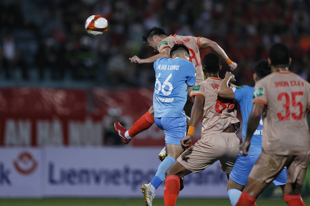 Trong thế không còn gì để mất, HLV Vũ Hồng Việt của Nam Định yêu cầu các thủ dâng cao tìm bàn gỡ. Tuy vậy, tấn công chưa hiệu quả, đội bóng thành Nam phải trả giá thêm 2 bàn thua trước khi tiếng còi mãn cuộc vang lên.