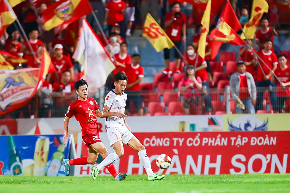 Đến phút 25, Hồng Lĩnh Hà Tĩnh có pha dàn xếp đẹp mắt trước khi tiền đạo Diallo đệm bóng căng và chính xác mở tỷ số cho đội nhà.