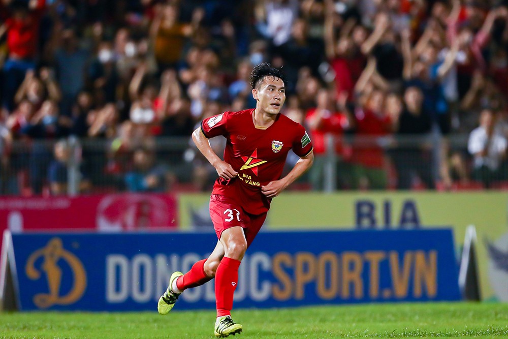 Trong khi đó, tâm lý thoải mái cùng sự cổ vũ của các CĐV, Hồng Lĩnh Hà Tĩnh tiếp tục có thêm bàn thắng nhờ pha ấn định tỷ số 3-0 của Trần Văn Công ở phút 84. Với chiến thắng này, đoàn quân của HLV Nguyễn Thành Công vươn lên vị trí thứ 6 trên BXH trong khi Bình Dương xếp cuối cùng với vỏn vẹn 3 điểm.