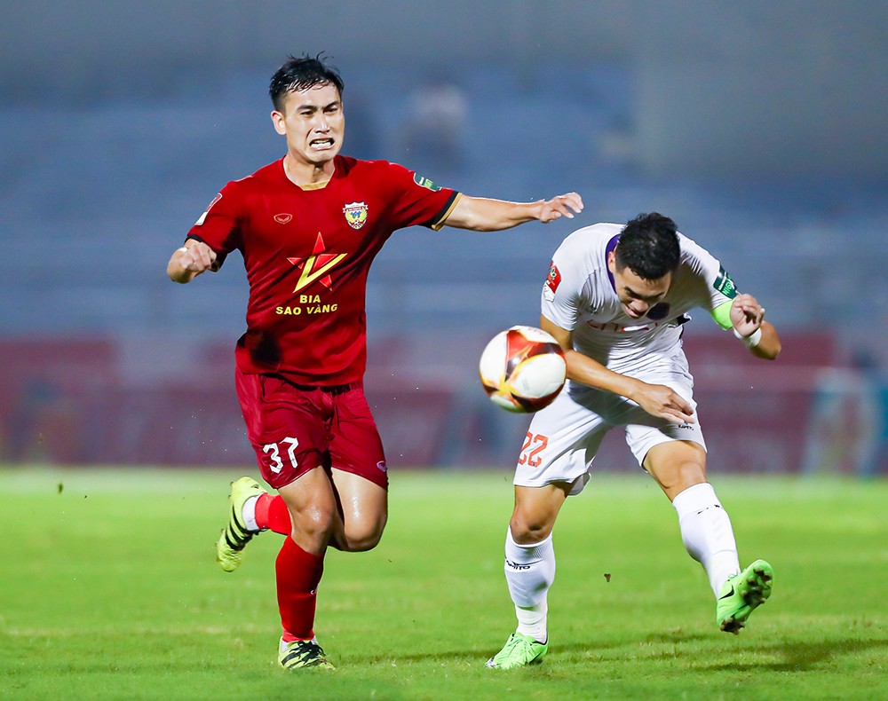 Sang hiệp 2, Hồng Lĩnh Hà Tĩnh tiếp tục thi đấu phấn khởi. Phút 60 từ pha tấn công bên cánh trái, tiền đạo Diallo trong tư thế không ai kèm dễ dàng nâng tỷ số lên 2-0 từ pha tạt bóng của đội trưởng Đinh Thanh Trung.