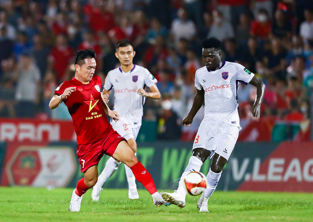 Nhận hai bàn thua, Bình Dương dâng cao đội hình nhằm kiếm bàn gỡ nhưng trong một ngày thi đấu kém duyên, các tiền đạo của họ đều không thể xuyên thủng mành lưới đội nhà.