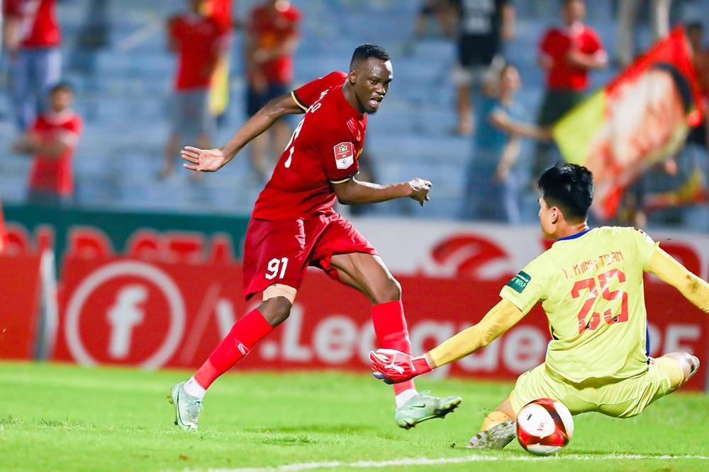 Sau khi có bàn thắng, thế trận giằng co được duy trì nhưng tỷ số vẫn giữ nguyên 1-0 sau khi hiệp 1 kết thúc.