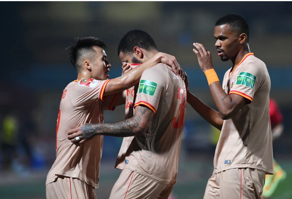 Phút 64 trận CLB Công an Hà Nội (CAHN) gặp CLB Nam Định tại vòng 7 V.League tối 16/4, ngoại binh Jhon Cley có pha chạy chỗ cắt mặt, đánh đầu dũng mãnh mang về bàn thắng cho đội nhà từ đường tạt bóng của Trọng Long.