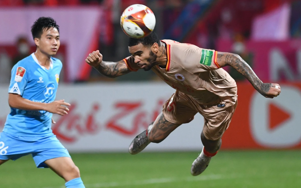 Ngay sau đó, anh chạy về phía cột cờ góc, òa khóc trong vòng tay của các đồng đội. Theo trợ lý Flavio của CAHN chia sẻ, đây là lần đầu tiên gia đình của Cley có mặt trên khán đài cổ vũ nên cầu thủ này rất xúc động.