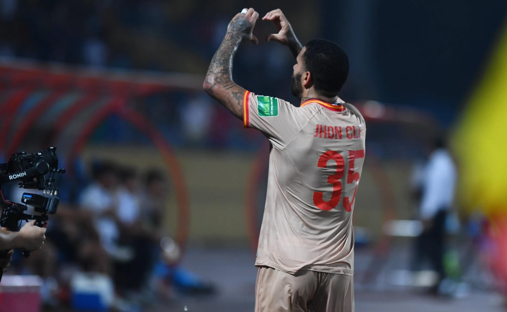 Jhon Cley thể hiện tình yêu với vợ con bằng cách làm hình ký hiệu trái tim, được biết gia đình của anh mới bay từ Brazil sang Việt Nam.