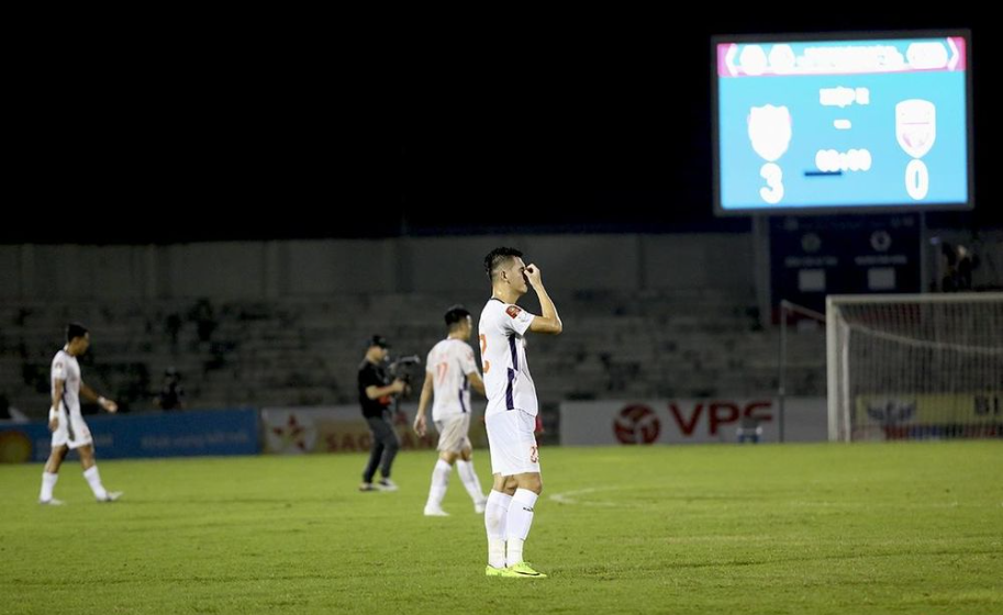 Mùa giải năm ngoái, Tiến Linh ghi được 8 bàn và tiếp đà phong độ với 6 bàn ở AFF Cup 2022, ẵm luôn giải vua phá lưới. Nhưng tính trên mọi mặt trận mùa này, anh mới ghi được 1 bàn ở Cúp Quốc gia. Bình Dương đã chi tiêu lớn trong năm nay khi mang về vua phá lưới Rimario về đá cặp với Tiến Linh. Nhưng cả hai đều đang thi đấu kém hiệu quả khiến thành tích của đội đi xuống.