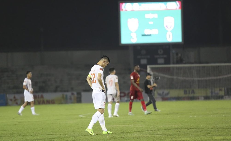 Trong chuỗi trận đáng thất vọng của đội bóng đất Thủ có phần không nhỏ của tiền đạo Nguyễn Tiến Linh. Sau trận đấu, anh buồn bã và bật khóc khi chứng kiến đội nhà thua cuộc cũng như đã là trận thứ 7 chưa thể ghi bàn.