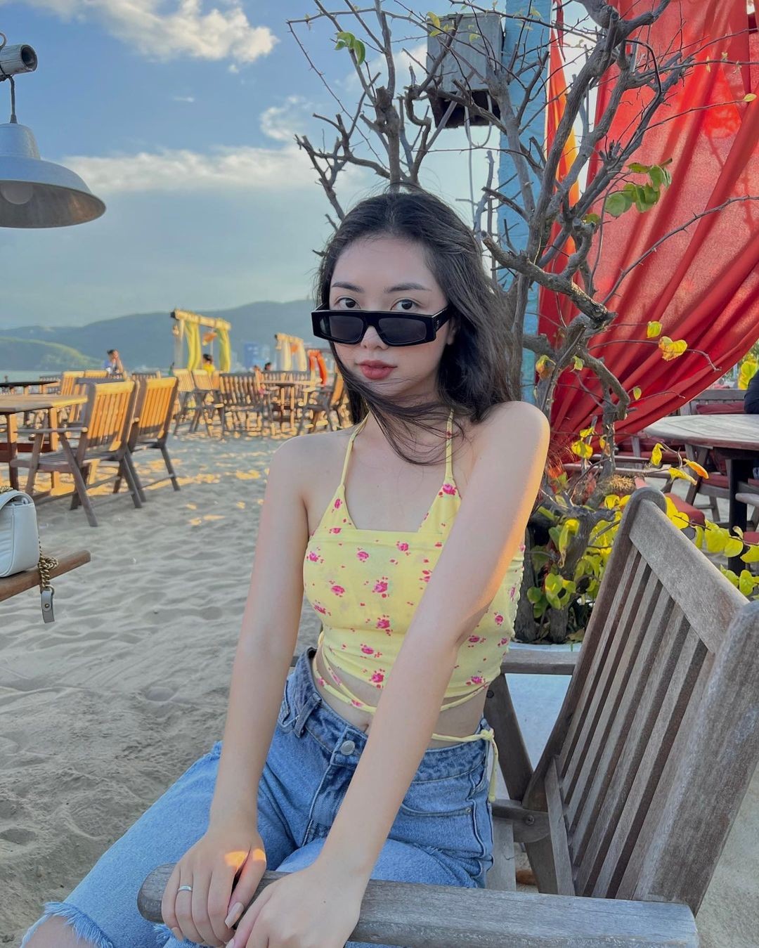 Hà Trang sinh năm 1998 đến từ Bắc Giang, tốt nghiệp Đại học Mỹ thuật. Cô là hotgirl mạng có tiếng với hơn 130 ngàn lượt theo dõi trên Instagram.