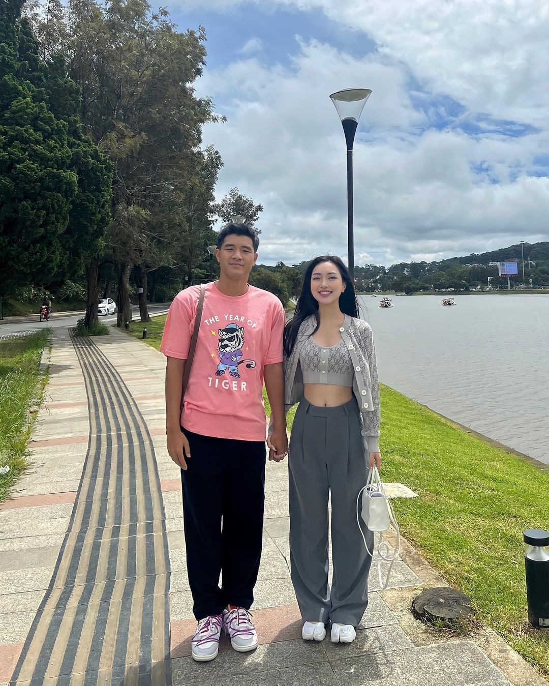 Không chỉ có năng khiếu hội họa, Hà Trang còn khéo léo trong việc bếp núc, cô thường được Đức Chinh khoe khả năng nấu nướng. Tuy sang chảnh trên mạng nhưng ở nhà, Hà Trang ghi điểm bởi sự giản dị, gần gũi và chăm chỉ.