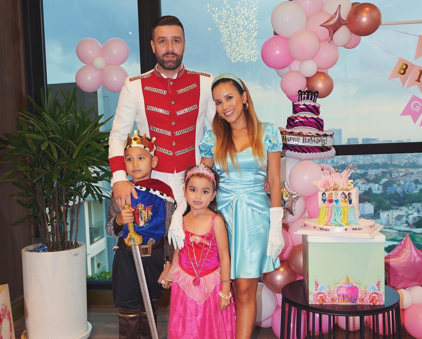 Sau gần 10 năm bên nhau, Dj Myno và Van Bakel có hai thiên thần nhỏ David (9 tuổi) và Amy (6 tuổi).