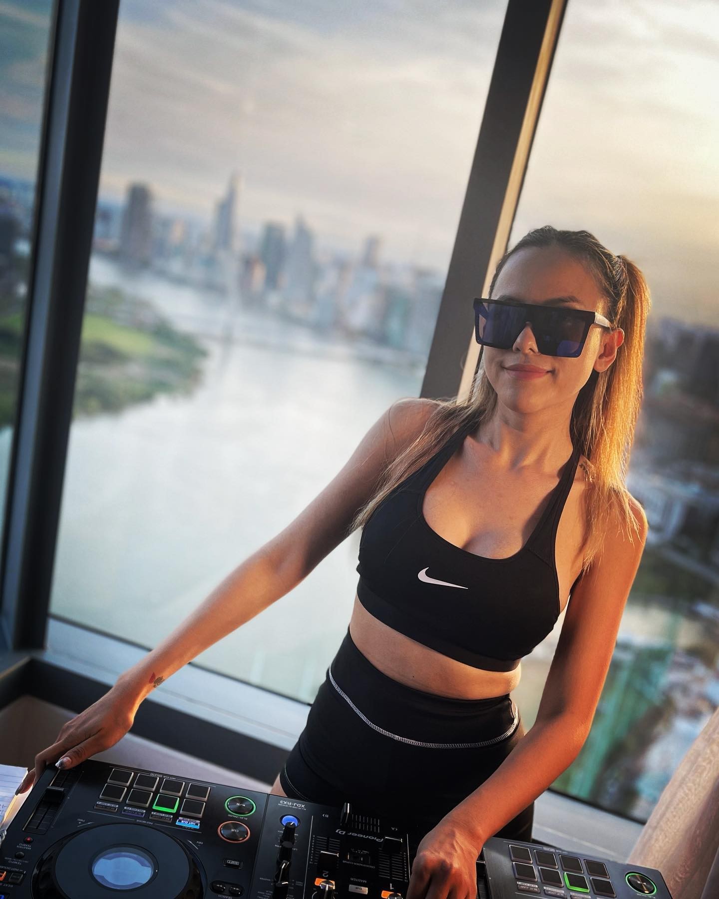 Trong khoảng thời gian đó, cô thành lập công ty truyền thông, kinh doanh bất động sản hay góp vốn mở các Pub ở Quy Nhơn (Bình Định).