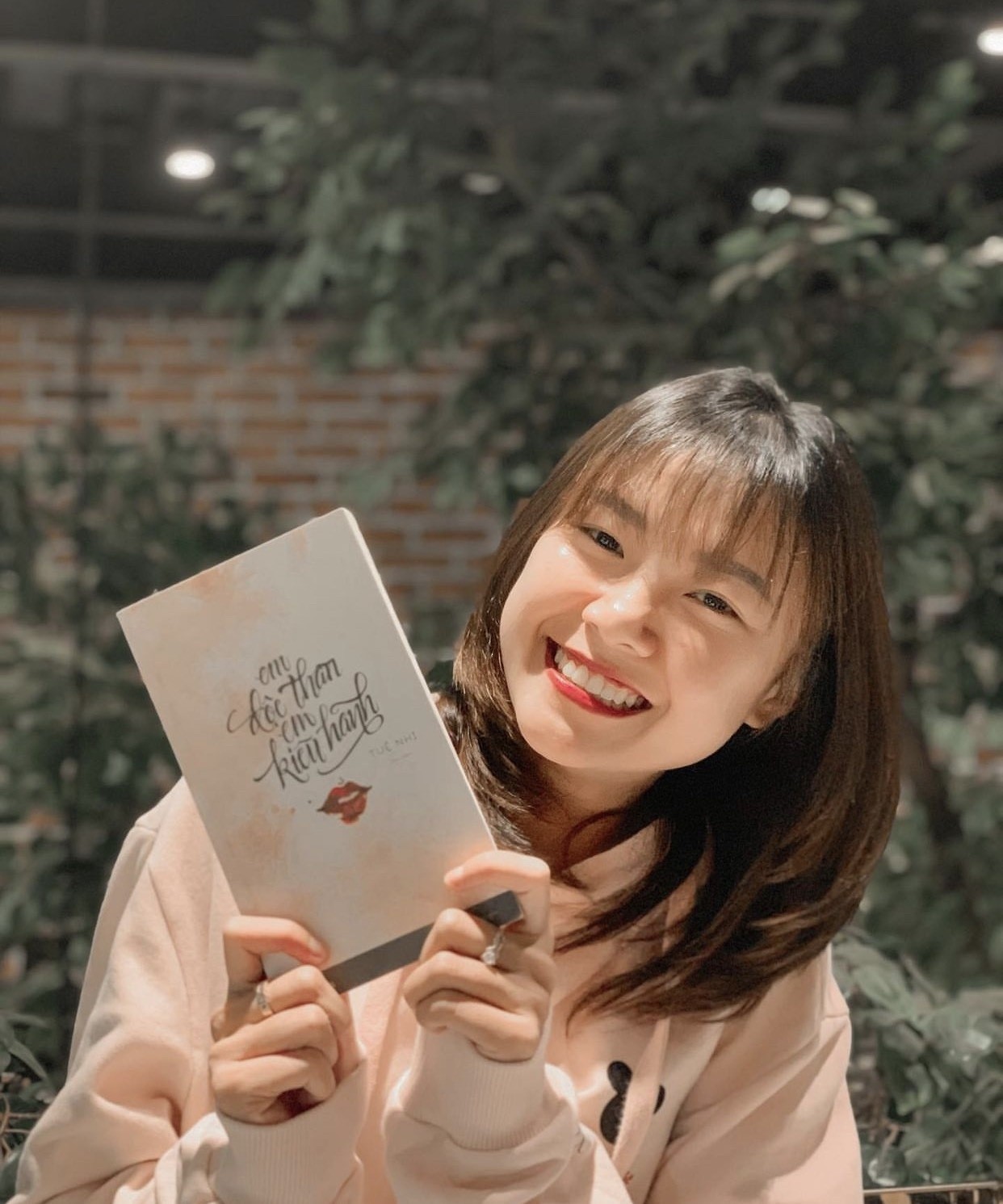 Thảo Anh thu hút ánh nhìn từ người đối diện bằng nụ cười xinh xắn, tràn đầy năng lượng.