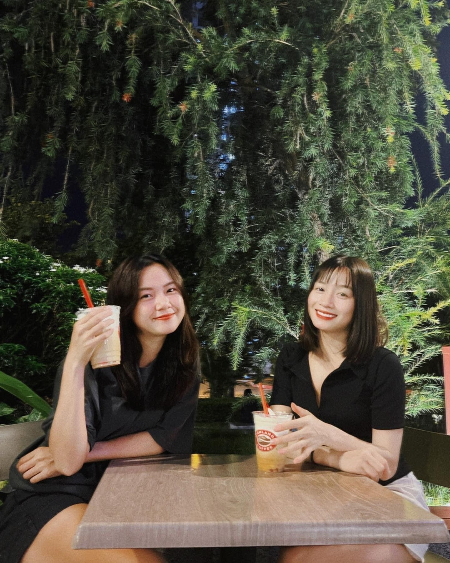 Thảo Anh là bạn thân của hotgirl Hoàng Thị Loan. Khi đọ sắc, có thể thấy Thảo Anh không hề tỏ ra lép vế.