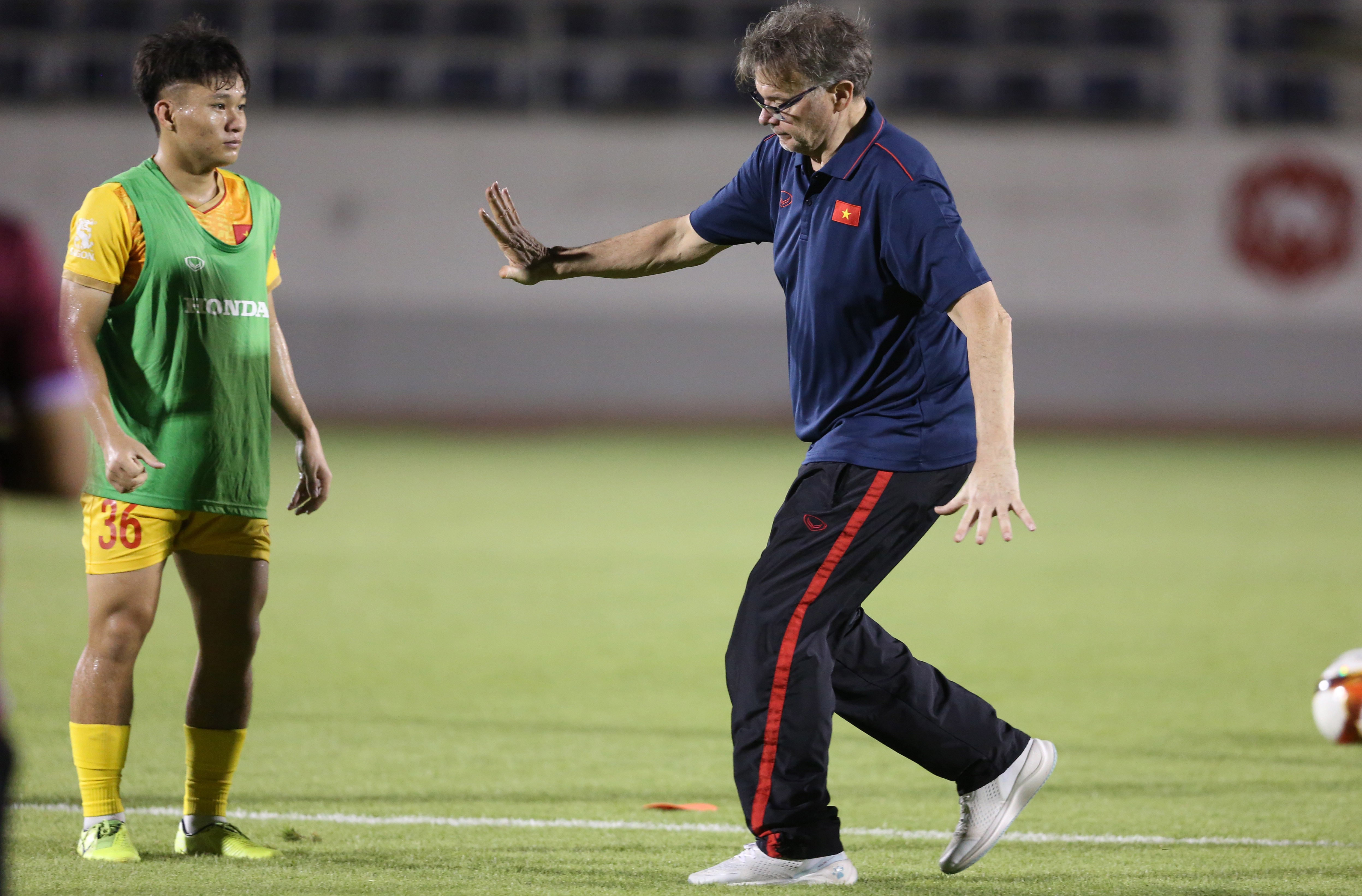 Trong ngày đầu tiên tập luyện tại Bà Rịa Vũng Tàu, HLV Troussier có trong tay 24/31 cầu thủ. Các cầu thủ còn lại đang bận thi đấu ở V.League nên sẽ tập trung trong hôm nay gồm: Khuất Văn Khang, Phan Tuấn Tài, Đoàn Huy Hoàng (Viettel), Quan Văn Chuẩn, Vũ Tiến Long, Nguyễn Văn Trường (Hà Nội) và Nguyễn Thái Sơn (Thanh Hóa).