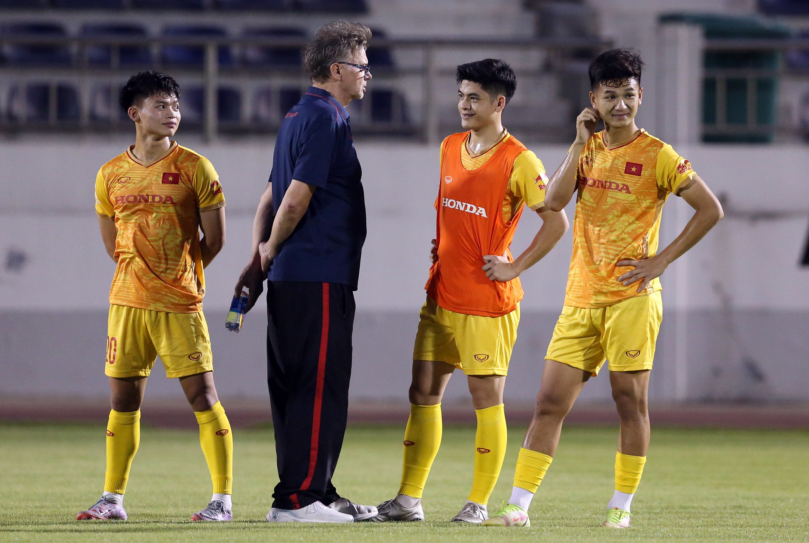 Vẫn như thường lệ, HLV Troussier lập tức dừng tập khi phát hiện các cầu thủ thực hiện sai rồi trực tiếp thị phạm.