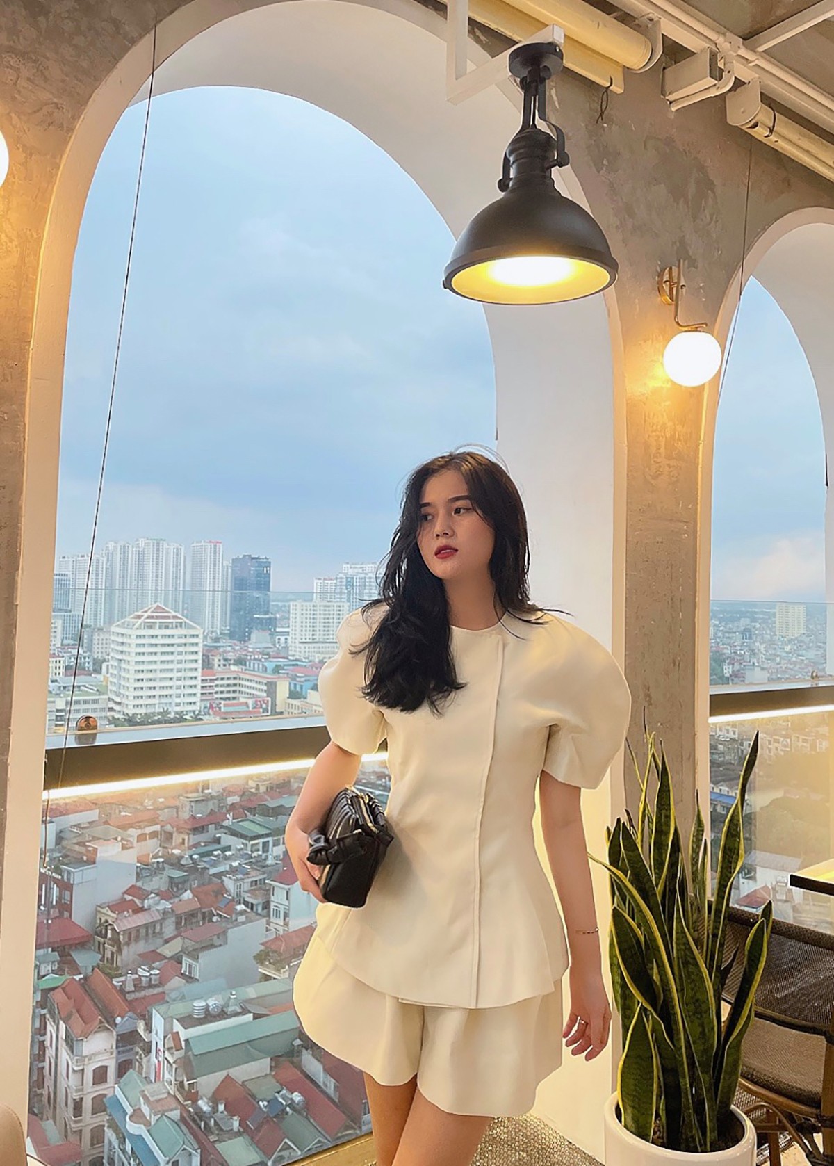 Có chồng là cầu thủ nổi tiếng, Tố Uyên cũng được nhiều người quan tâm nên công việc cũng trở nên thuận lợi. Hot girl quê Tuyên Quang hiện có 95.000 lượt theo dõi trên Facebook và hơn 100.000 follower trên Instagram.