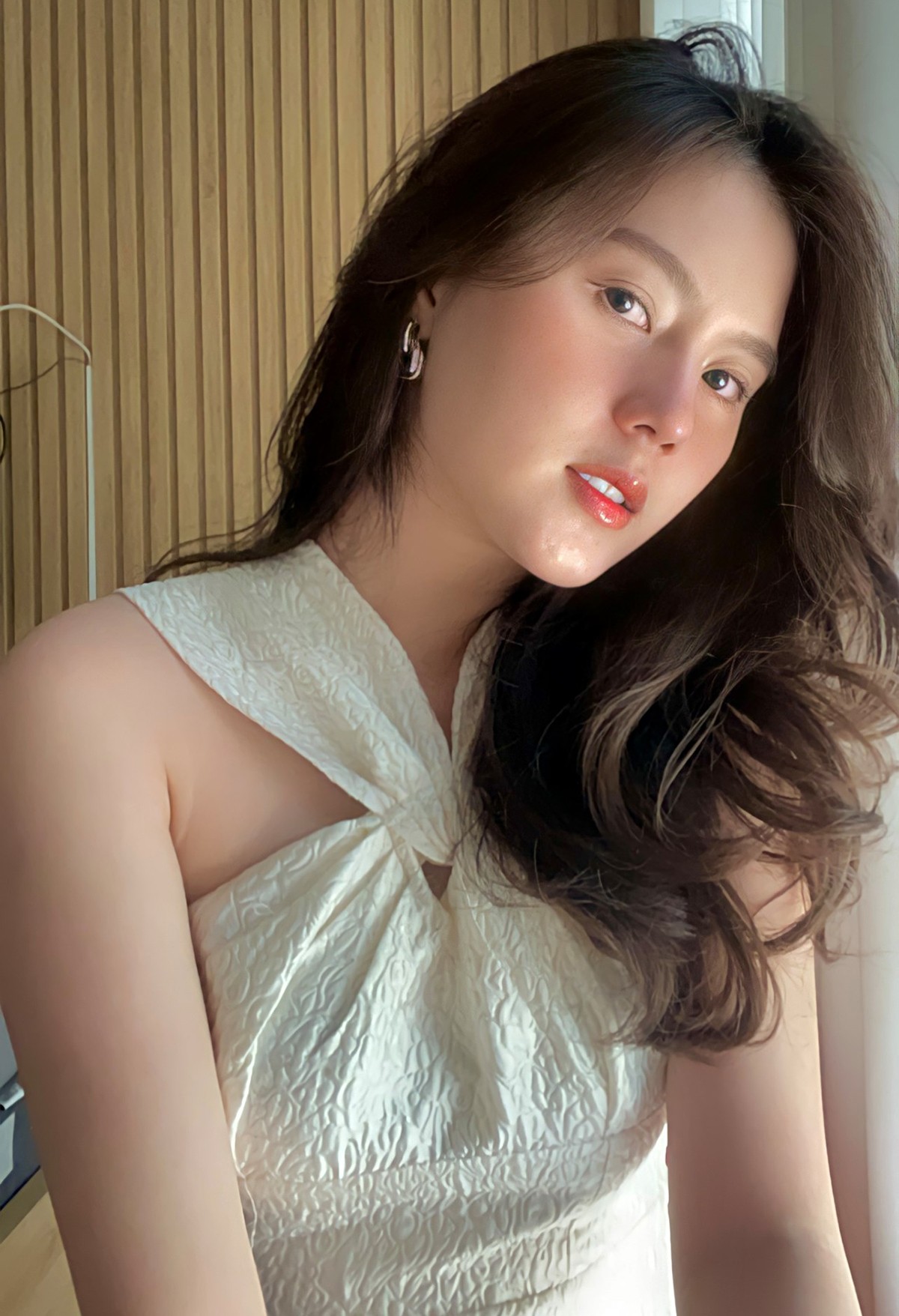 Khác với nhiều nàng WAGs khác là bạn gái hay vợ của các cầu thủ Việt, Tố Uyên rất ít khi khoe những bộ ảnh 'hở hang' mà thường chọn gu ăn mặc kín đáo, nhẹ nhàng...