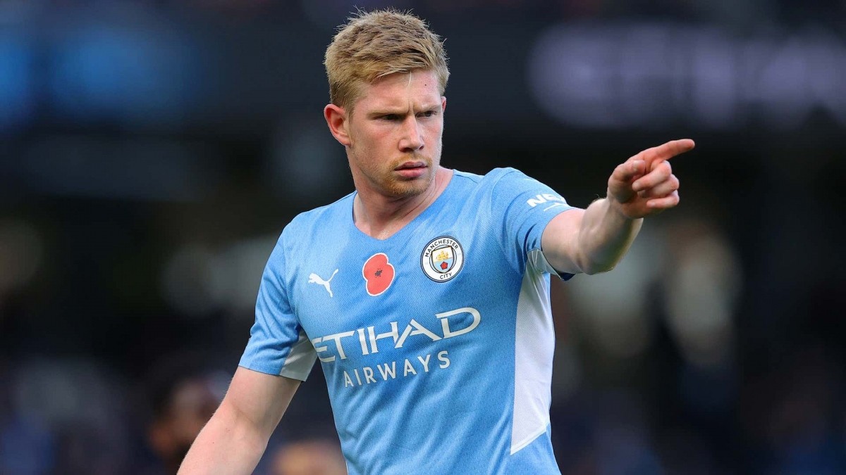 5. Kevin De Bruyne – Manchester City: Tài năng của tiền vệ người Bỉ là không phải bàn cãi, có một chút ngạc nhiên khi De Bruyne xếp trên Haaland nhưng nếu không có những đường chuyền từ cánh phải, cánh trái, trung lộ của De Bruyne, Haaland sẽ không có nhiều cơ hội ghi bàn như vậy. De Bruyne chỉ đơn giản là lặng lẽ nhưng luôn xuất sắc.