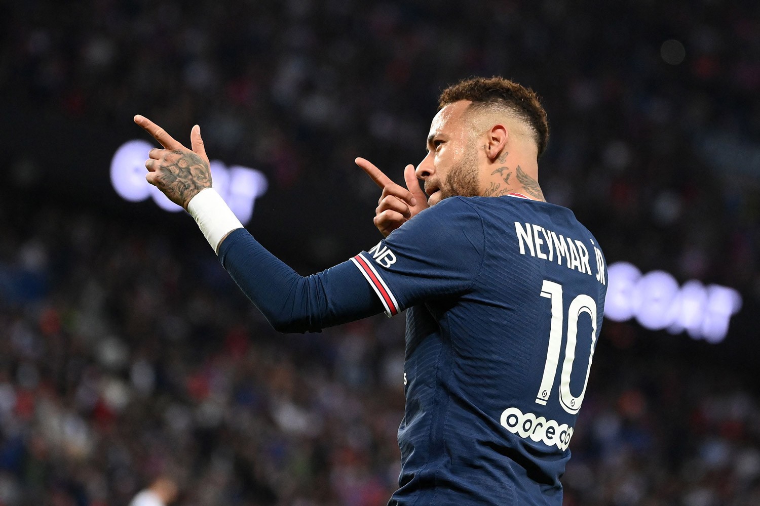 4. Neymar – Paris Saint Germain: Bất cứ nơi nào Neymar thi đấu anh đều làm rất tốt. Tiền đạo người Brazil không phải là cầu thủ toàn diện, có thể giúp đỡ bất kì đội bóng nào nhưng anh đang là 'vũ công Samba' hiếm hoi còn sót lại trong bóng đá đương đại. 