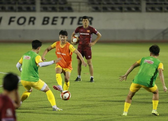 Sau khoảng 35 phút cho các học trò khởi động bằng các bài tập chạy tốc độ tăng dần, HLV Troussier chia đội thành 4 nhóm.