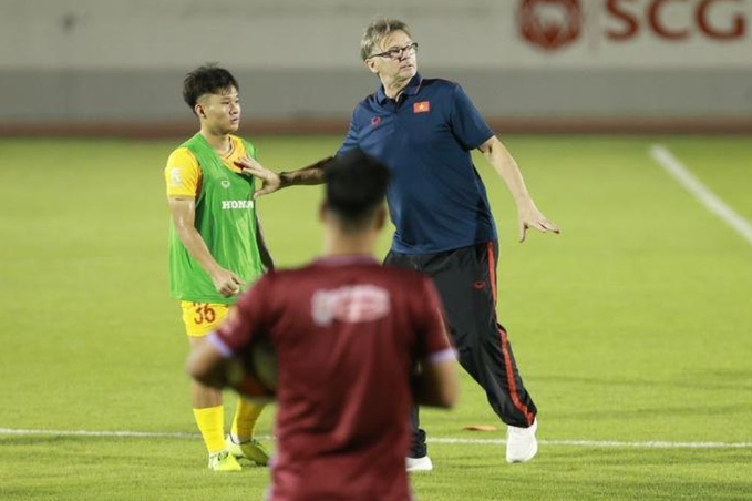 Tập luyện đối kháng khoảng 2 tiếng, 7 cầu thủ thuộc các đội bóng vừa thi đấu được cho phép nghỉ sớm.