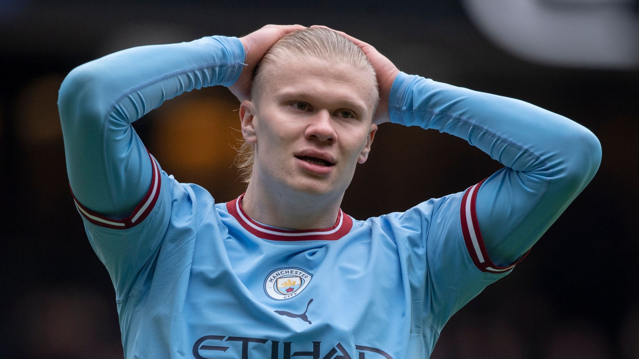 6. Erling Haaland – Manchester City: Trong mùa giải đầu tiên tại Premier League, Haaland ghi được 32 bàn sau 28 trận, chỉ còn cách kỷ lục ghi nhiều bàn nhất trong một mùa giải 3 bàn. Thật bất ngờ khi anh chỉ xếp thứ 6 với 7,57 điểm.