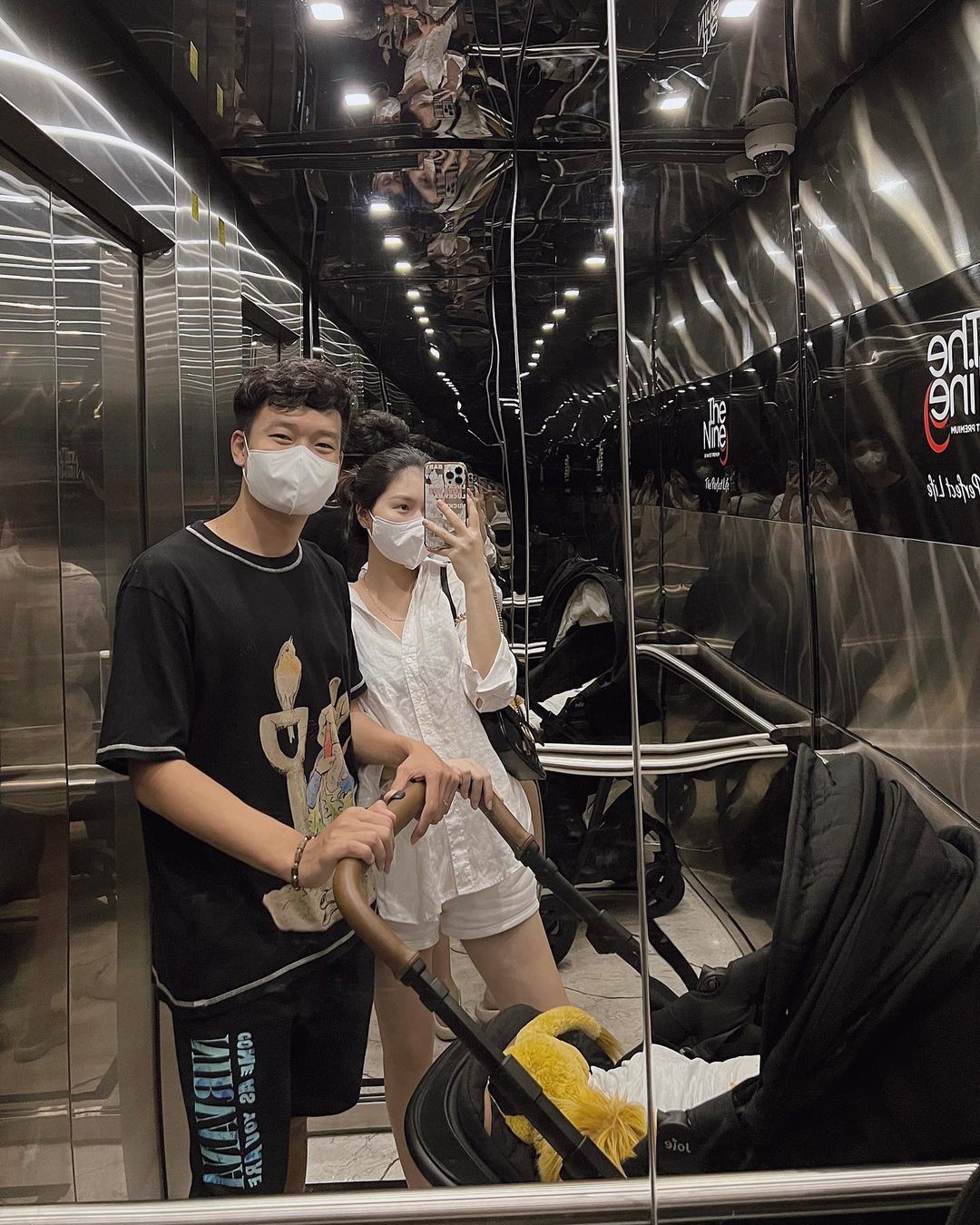 Hôm 12/4 vừa qua, trung vệ Nguyễn Thành Chung và bà xã Tố Uyên tổ chức lễ kỷ niệm 1 năm ngày cưới. Sau khi về chung một nhà, cặp đôi hiện tại có cậu con trai đầu lòng có tên gọi ở nhà là Leo.