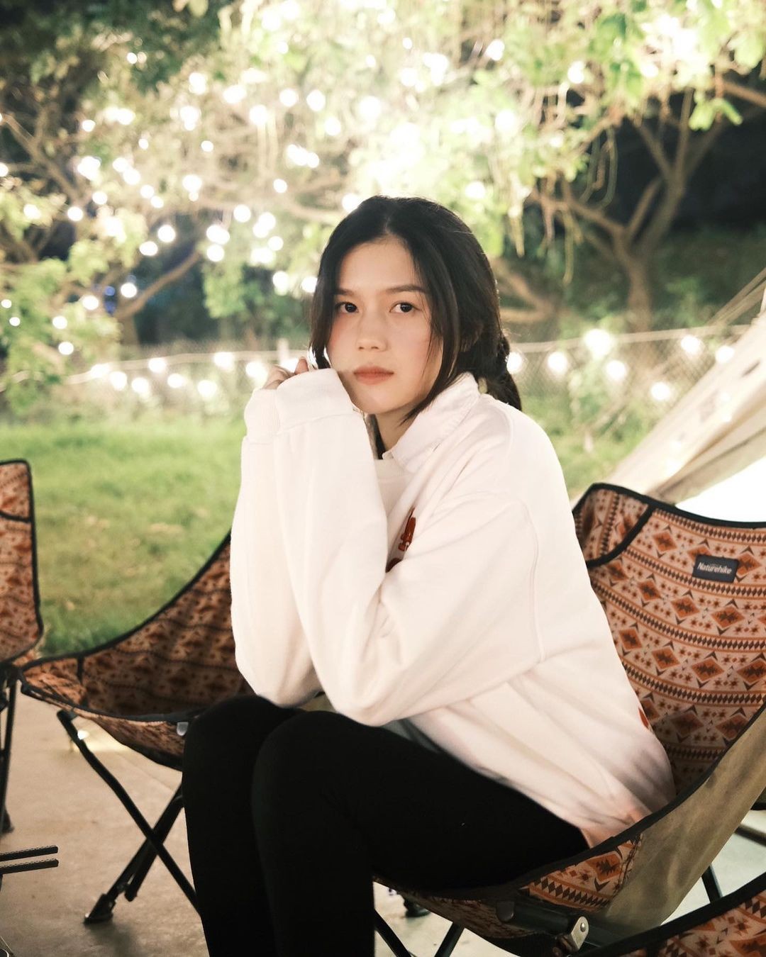 Trước khi nên duyên vợ chồng, Tố Uyên và Thành Chung có thời gian hẹn hò 5 năm. Cô sinh năm 2000 cùng quê Tuyên Quang với trung vệ tuyển Việt Nam.