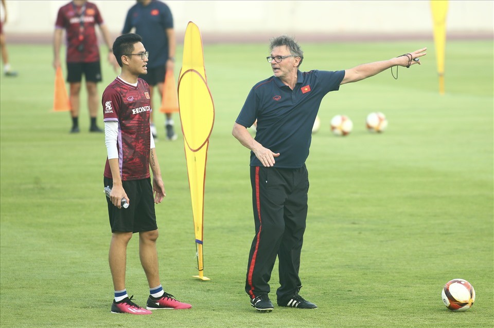 HLV Troussier sẽ chốt danh sách 20 cầu thủ chính thức dự SEA Games 32 trước 1 ngày trận ra quân gặp Lào hôm 30/4.