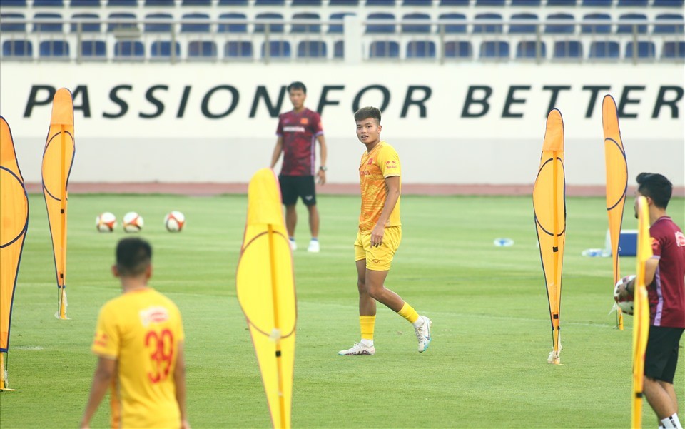 Trong khi Khuất Văn Khang, Đoàn Huy Hoàng, Vũ Tiến Long và Nguyễn Hữu Nam vẫn chưa đảm bảo thể lực nên chưa được tập luyện cùng đội.