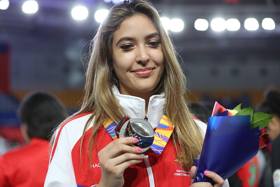 Nữ võ sĩ có ngoại hình nổi bật, mát tóc vàng, gương mặt Tây cùng chiều cao 1,8m.