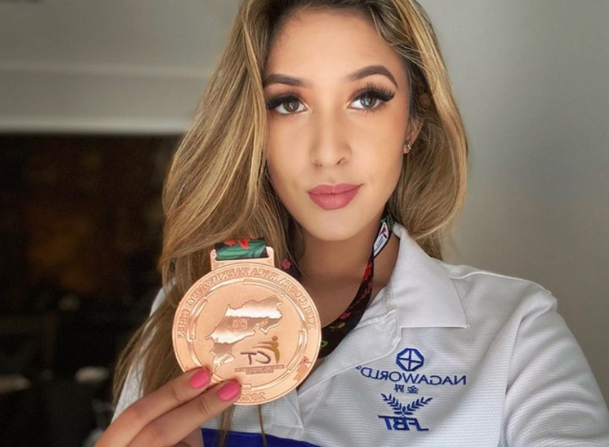 Casandre Nicole Tubbs có mẹ là người Campuchia, bố là người Mỹ. Tại các đấu trường SEA Games cô luôn thu hút giới truyền thông bởi vẻ ngoài xinh đẹp, cuốn hút. Trong 3 lần dự SEA Games gần nhất, Tubbs đều mang về những tấm huy chương quý giá cho Campuchia.
