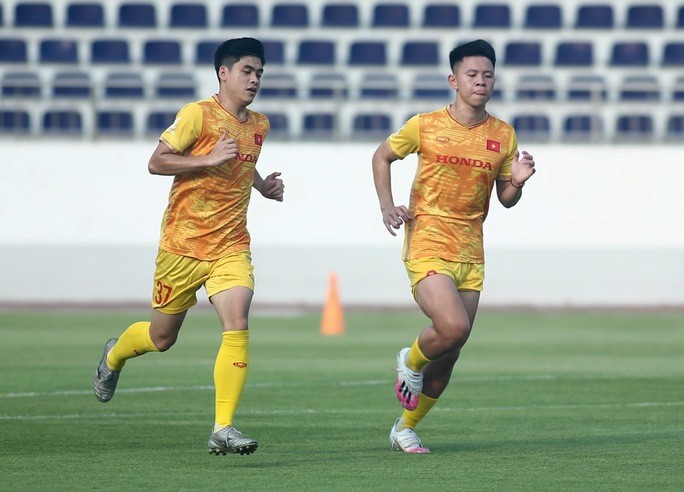 Đặc biệt, Hồ Văn Cường bị HLV Troussier yêu cầu dừng tập do không thực hiện đúng chỉ đạo, trợ lý Christophe Gamel phải đứng ra động viên cầu thủ thuộc biên chế SLNA.